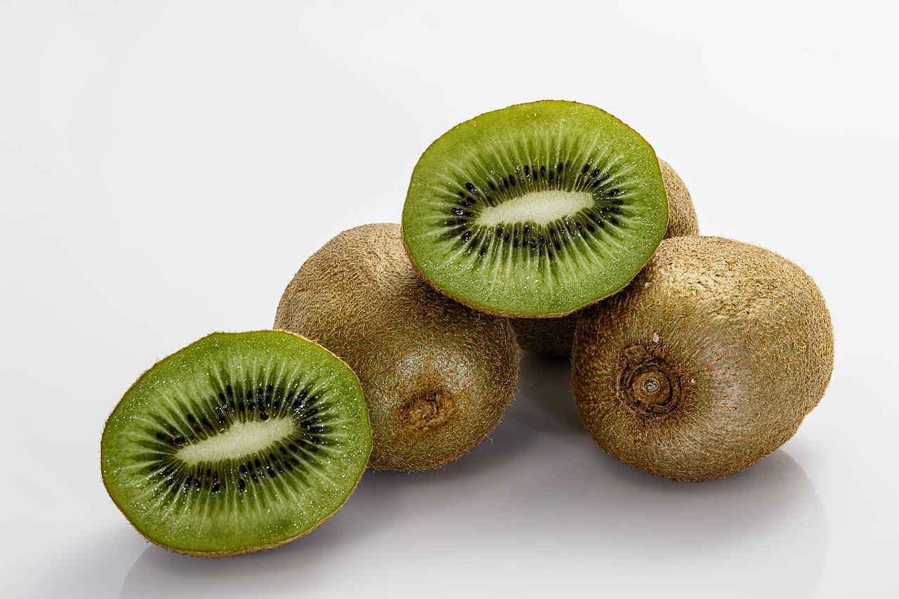 Kiwi
O kiwi contém proteínas e é rico em vitamina C e fibras, auxiliando na digestão e na defesa do organismo.
