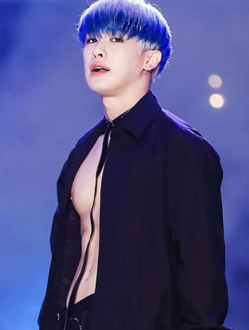 Lee Ho‑seok (Wonho) – cantor sul-coreano. Nascido em 1º de março de 1993, em Seul, destaca-se pelo porte físico atlético, traços definidos e presença marcante no palco.