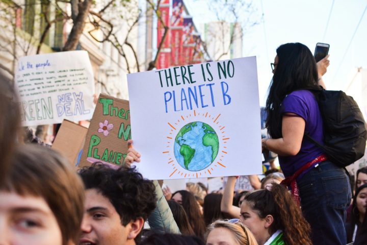 Os dados do estudo foram divulgados na revista científica The Lancet Planetary Health e mostraram que, entre os países analisados, 59% dos jovens estão muito ou extremamente preocupados com as mudanças climáticas.