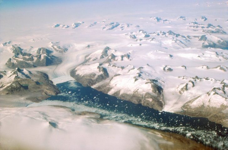 A ilha é conhecida por sua vasta camada de gelo, que cobre cerca de 80% de sua superfície, tornando-a um dos locais mais importantes para o estudo das mudanças climáticas. 