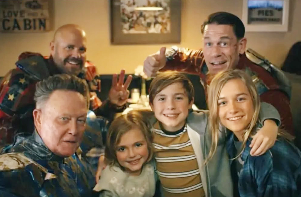 Com mais de 35 anos de uma carreira sólida, versátil e respeitada, marcada por personagens intensos, Robert Patrick não se abala com os desafios físicos e revela uma dedicação admirável à arte de atuar. Prova, assim, que a verdadeira força está na resiliência e na paixão pelo que se faz.