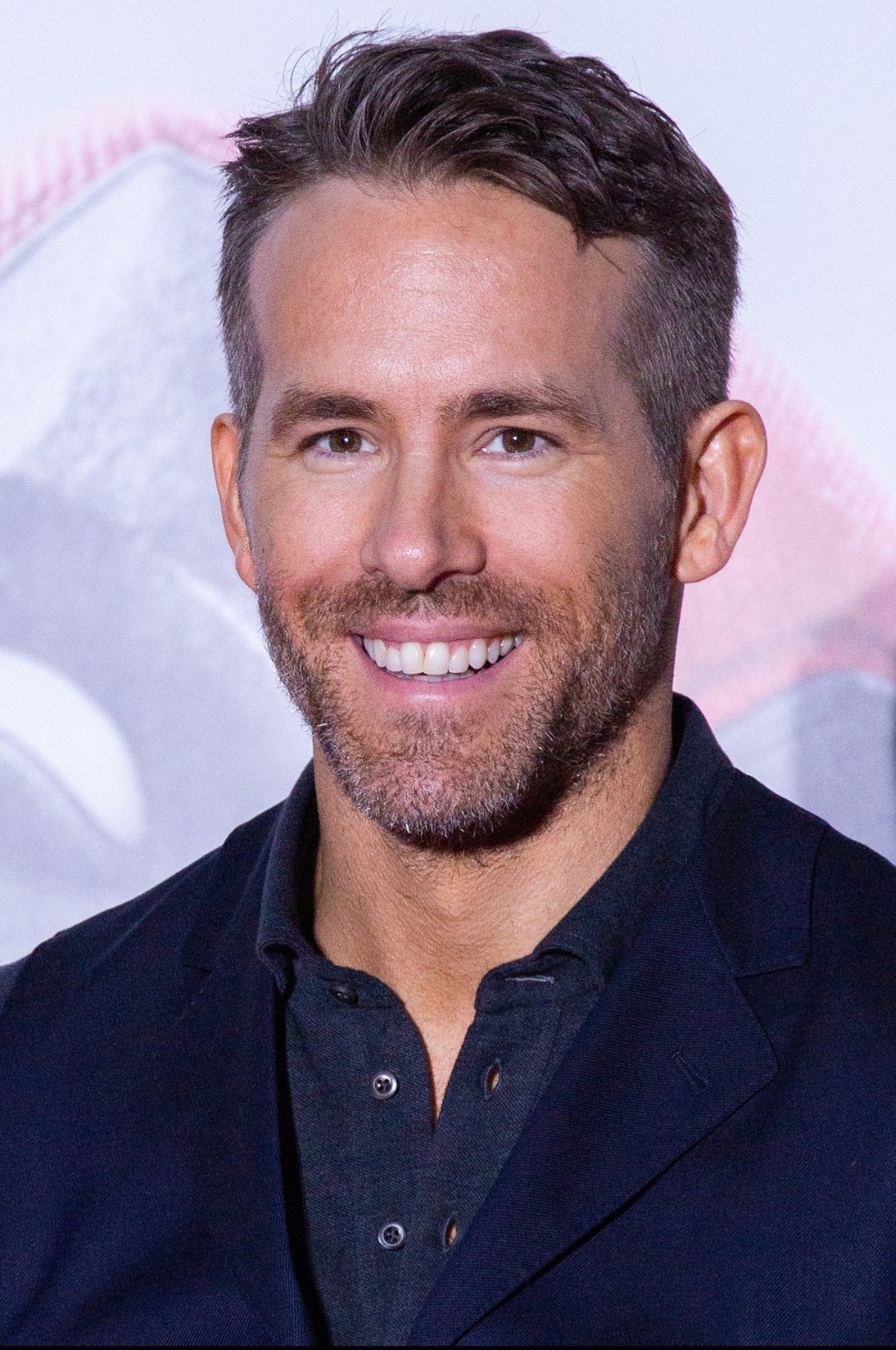 Ryan Reynolds – ator canadense. Nascido em 23 de outubro de 1976, em Vancouver, destaca-se pelo sorriso marcante e pelo carisma descontraído, combinação que define sua imagem pública dentro e fora das telas.