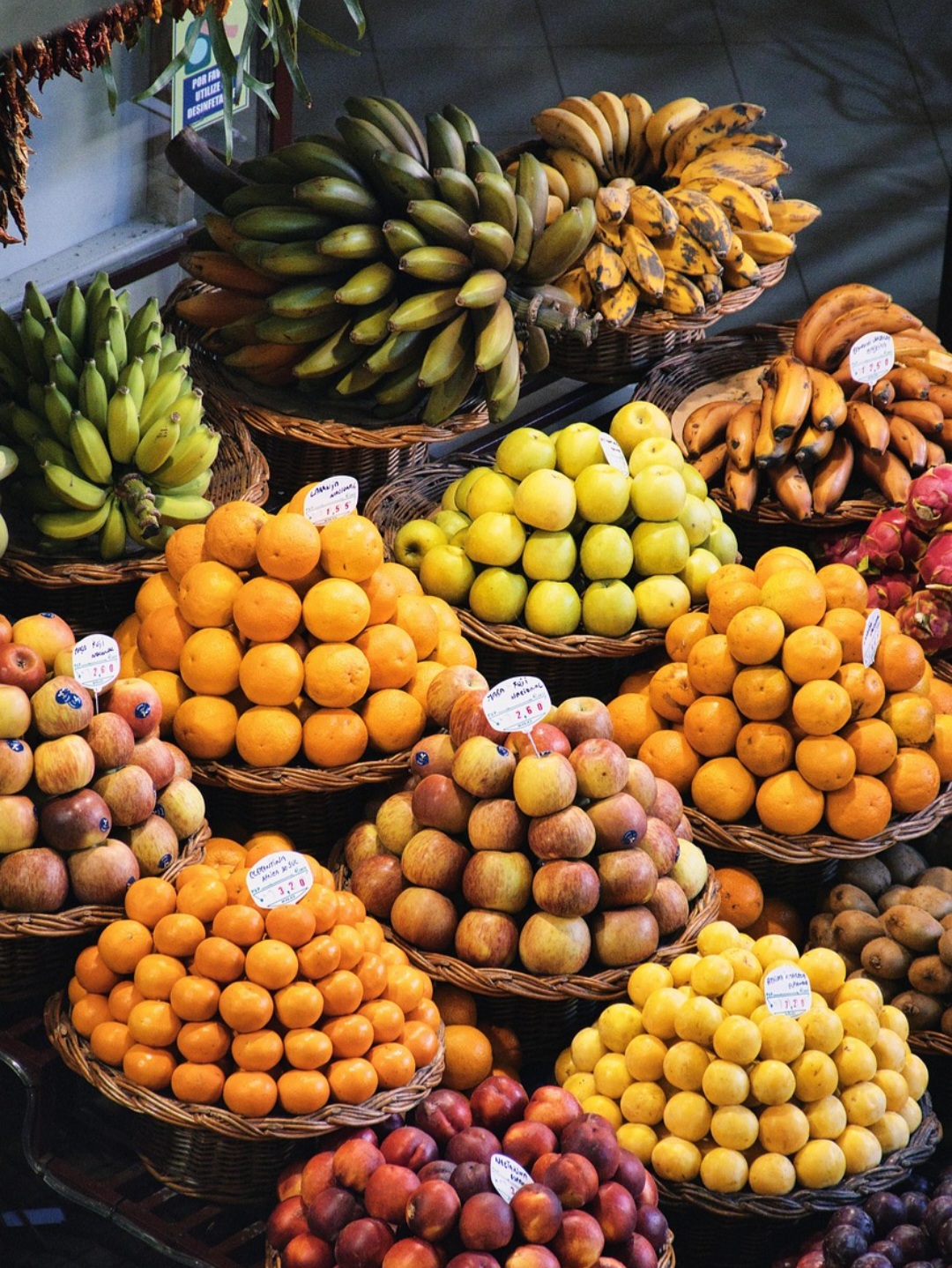 As proteínas nas frutas ajudam na manutenção dos tecidos e no funcionamento geral do organismo, especialmente em dietas variadas e equilibradas
