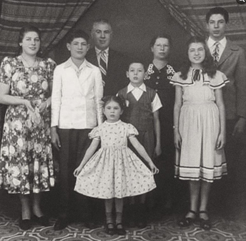 Senor Abravanel nasceu na Lapa, região central do Rio de Janeiro, em 12/12/1930, filho de imigrantes judeus. Aos 14 anos, foi camelô, com o irmão Leon, vendendo capa para título de eleitor. O Brasil começava a redemocratização após o Estado Novo (1937-1945). Na foto, Senor (em pé, à dir) com pais e irmãos