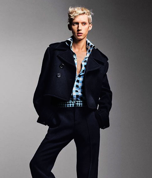 Troye Sivan – cantor e ator australiano. Nascido em 5 de junho de 1995, em Joanesburgo, na África do Sul, destaca-se pelos traços delicados, visual andrógino e estilo contemporâneo.