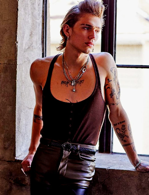 Vinnie Hacker – influenciador digital e modelo americano. Nascido em 14 de julho de 2002, em Seattle, chama atenção pelos traços jovens, olhar marcante e estilo urbano associado às redes sociais.