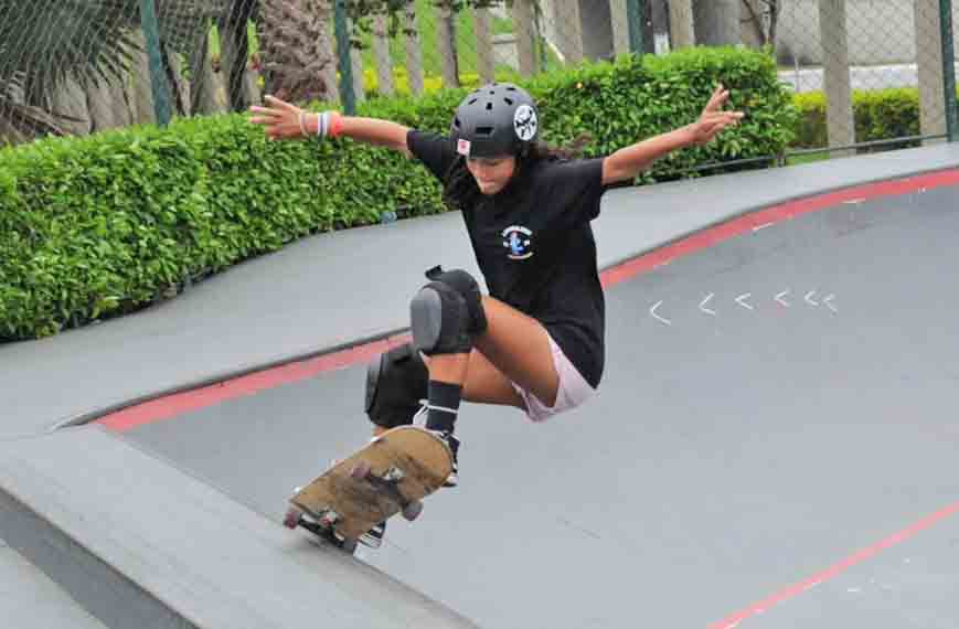 Passeios de bicicleta, triciclos e carruagem são opções para percorrer a orla, que também possui ciclovia, áreas de lazer infantil e espaços com food trucks e artesanato noturnos. 