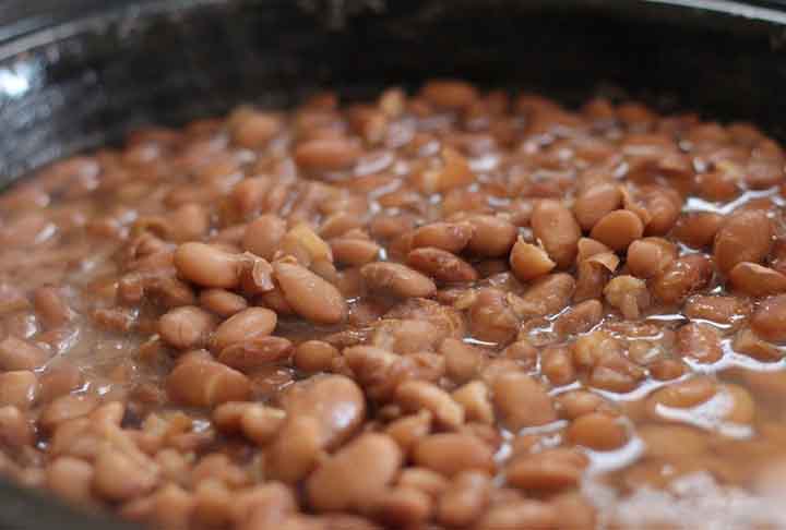 Para quem tem intolerância a temperos, o feijão deve ser deixado de molho por 8 a 12 horas, com descarte da água antes do cozimento. 