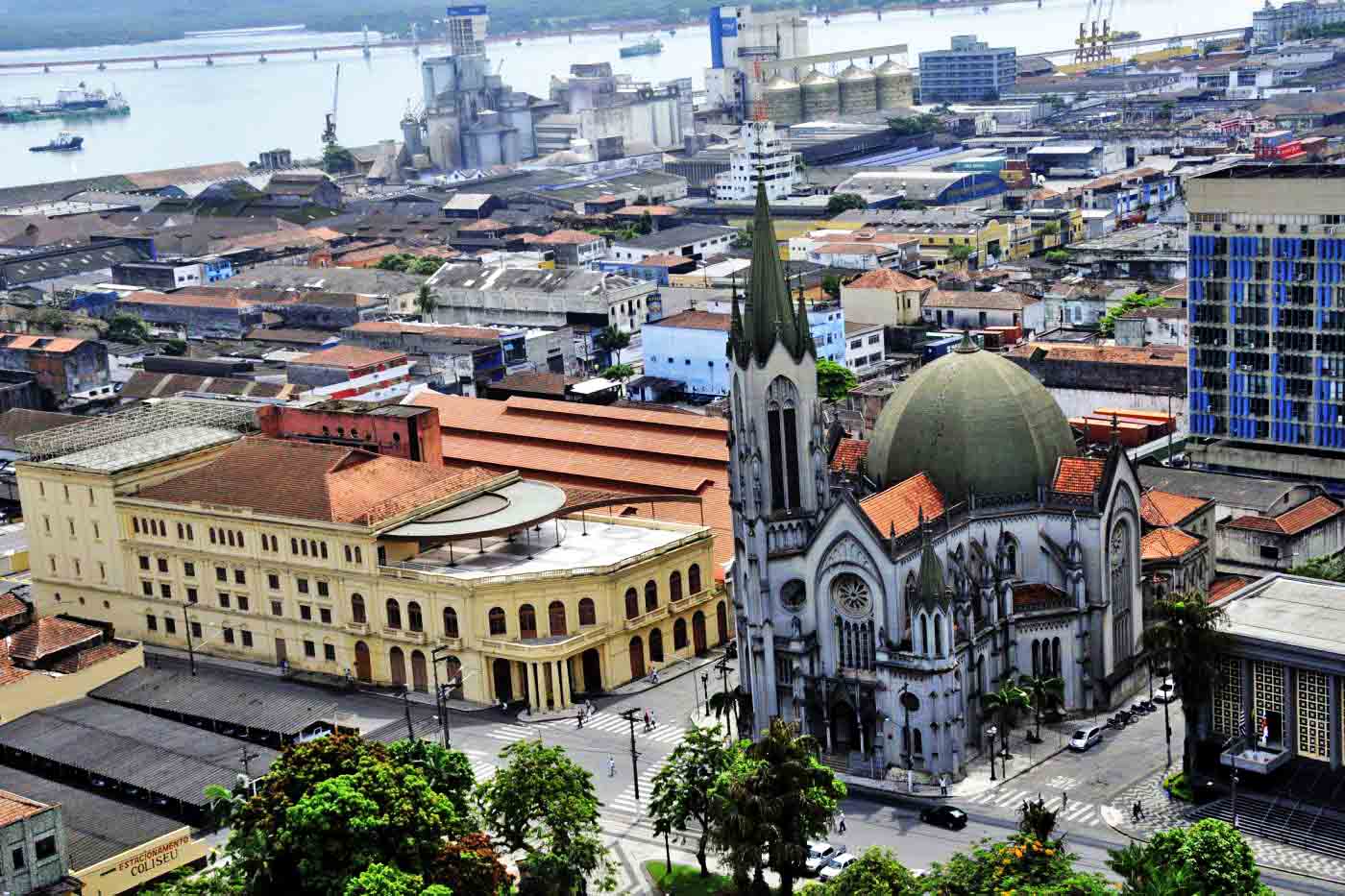 Catedral de Santos - Sede da diocese de Santos e da Paróquia Nossa Senhora do Rosário. Localizada no centro do município, foi inspirada em projeto do arquiteto alemão Maximilian Emil Hehl, o mesmo que projetou a Catedral da Sé, de São Paulo.
