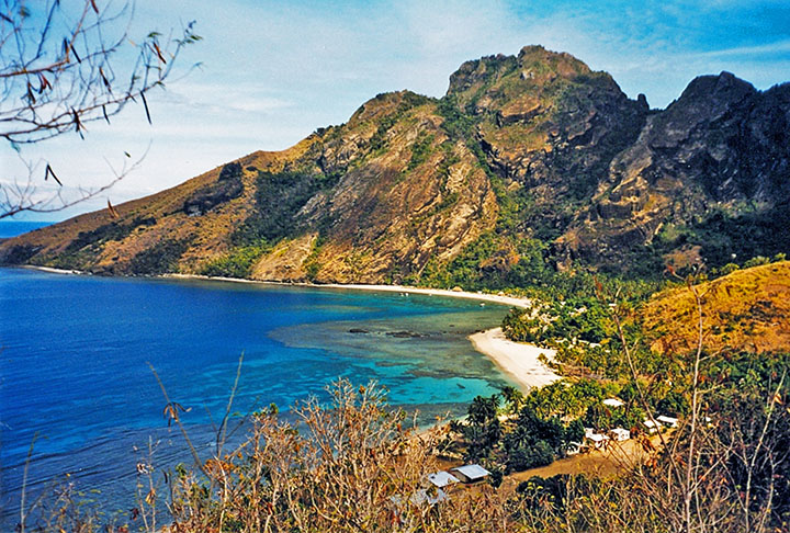 Ilhas Fiji: Além de desfrutar das praias paradisíacas, os viajantes podem explorar aldeias tradicionais, experimentar a culinária local e participar de cerimônias culturais. São 322 ilhas, das quais apenas 106 ainda são habitadas.