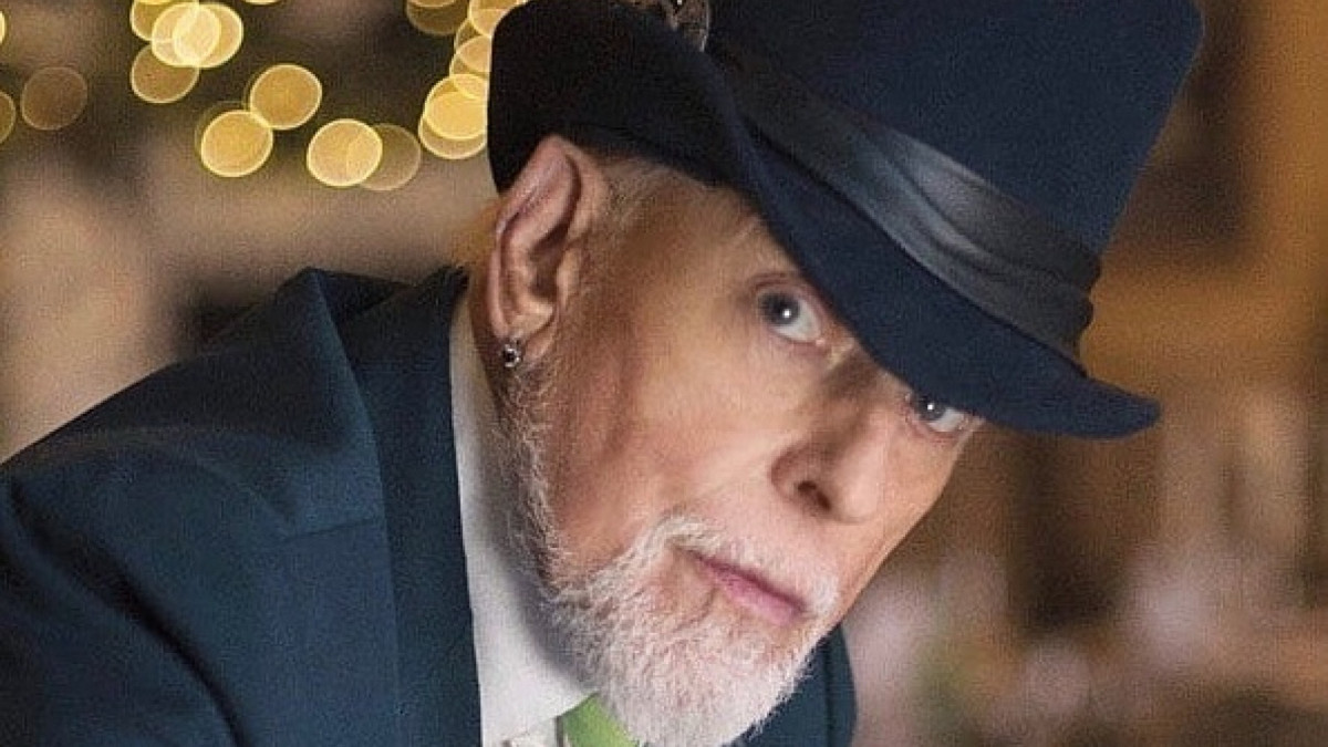 O estilista britânico Antony Price foi responsável por vestir estrelas como David Bowie, Mick Jagger e a rainha Camila