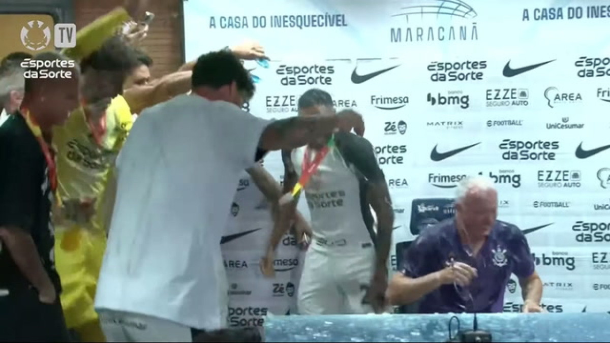 Jogadores e presidente do Corinthians dão 'banho' em Dorival 
