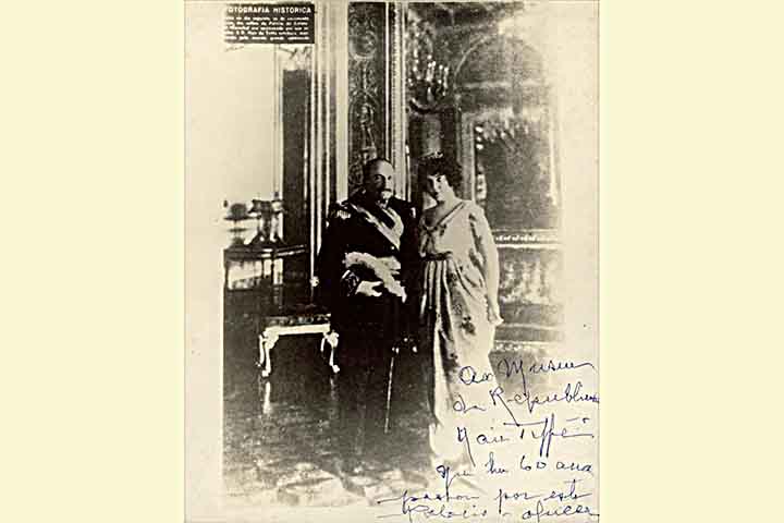 Embora já estivessem noivos desde 6 de janeiro do mesmo ano. Hermes era viúvo de Orsina da Fonseca (falecida em 1912). Depois de casada, a caricaturista alterou seu nome para Nair de Teffé Hermes da Fonseca.