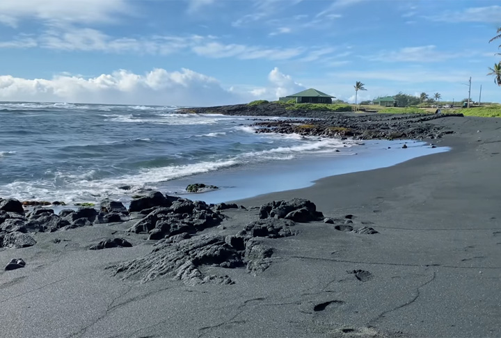 PRAIAS DE AREIA PRETA DO KILAUEA - Havaí - Essa região é castigada pelo vulcão do monte Kilaeua, que torna o local inseguro para nativos e visitantes. 