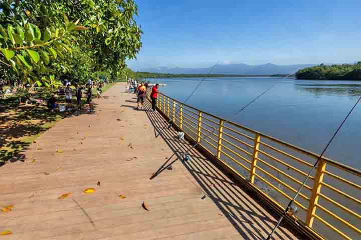 Além disso, a cidade celebra anualmente a Festa de Iemanjá, em dezembro, reunindo milhares de fiéis nas praias Mirim e Caiçara. 