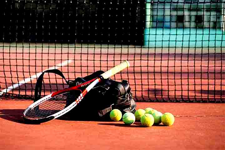 Jogos de tênis, bolas e equipamentos esportivos utilizam borracha natural ou sintética. Sua elasticidade a torna ideal para criar produtos que requerem resistência e amortecimento.
