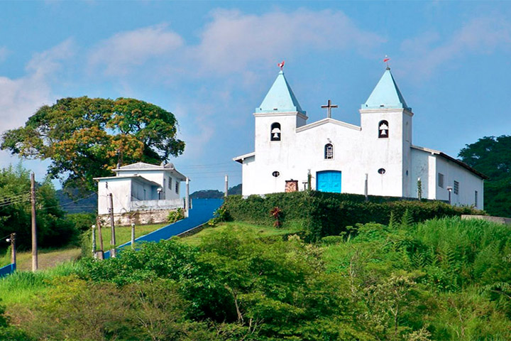 Um dos patrimônios da arquitetura da região, a Igreja de Nossa Senhora da Soledade, construída em 1868, atrai muitos turistas.