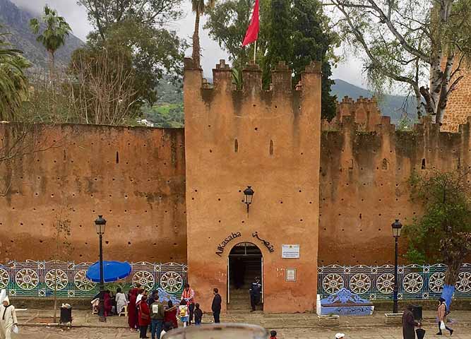 A Kasbah, fortaleza do século 15 que marca o centro histórico, é outro ponto que atrai a atenção dos visitantes. Rodeada por jardins em estilo andaluz, ela abriga um museu etnográfico com peças que retratam a cultura amazigue (berbere) e árabe da região, além de objetos históricos que ajudam a contar a trajetória da cidade. 
