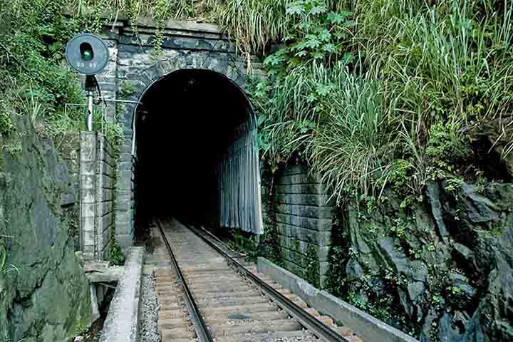 A transposição da Serra do Mar exigiu a construção de uma série de 13 túneis pela Companhia Estrada de Ferro D. Pedro II. Inaugurado em 1865, o Túnel Grande tem 2236 metros e liga Paulo de Frontin a Mendes. 