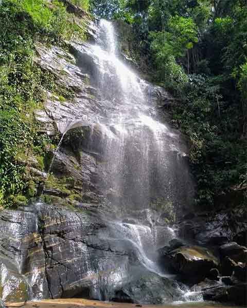 A cidade é ideal para quem busca descanso e natureza. Entre os destaques, está o famoso cachoeirão, que seria duas quedas d’água de 30 metros em meio à Mata Atlântica.