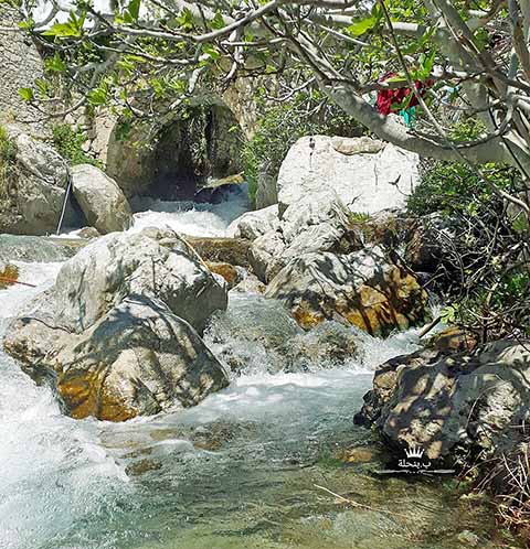 A natureza ao redor também desempenha um papel importante no encanto do destino. As trilhas que partem da cidade conduzem a mirantes e áreas naturais como a Ras El-Maa, uma pequena queda d’água que se tornou refúgio para quem busca um respiro após subir as ladeiras íngremes. 
