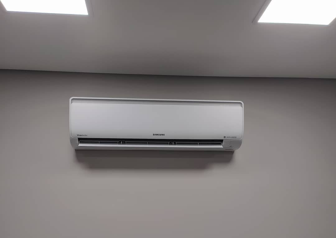 Compartilhe o ar/ventilador/aquecedor. Se você não mora sozinho e tiver oportunidade, faça. Melhor um ar ligado num quarto esfriando duas, três pessoas do que três aparelhos ligados. Pense nisso. 