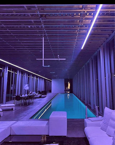 Dentro da casa, uma piscina de 30 metros de comprimento foi construída numa área para projeção de filmes , que tem uma parede de 20 metros quadrados. 