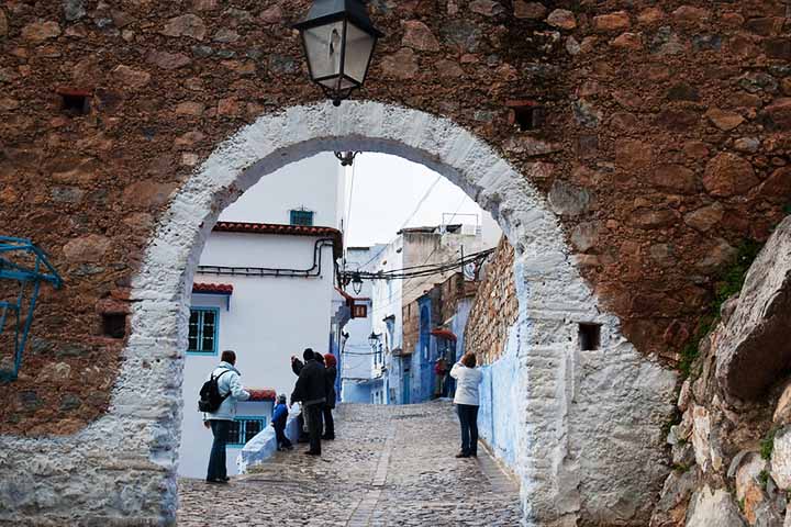 Apesar desses desafios, Chefchaouen mantém seu magnetismo intacto. Parte de seu encanto está justamente na combinação entre espiritualidade, história e estética: uma cidade pequena, com cerca de 45 mil habitantes, mas repleta de alma, que oferece tanto tranquilidade quanto estímulos visuais. 
