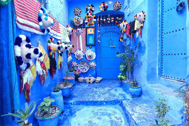 Com o crescimento rápido do turismo nas últimas décadas, Chefchaouen passou por mudanças significativas. Hotéis boutique, pousadas familiares e novos restaurantes surgiram em ritmo acelerado, impulsionando a economia local. 
