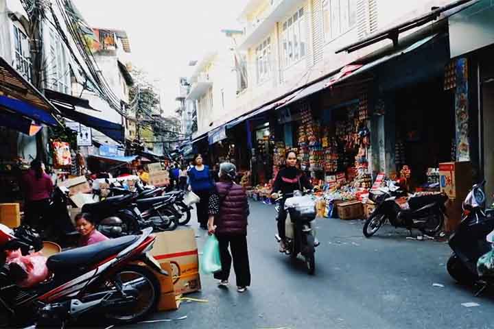 O bairro antigo de Hanói, conhecido como Old Quarter, é famoso por suas ruas estreitas e movimentadas, repletas de lojas, mercados e vendedores ambulantes.