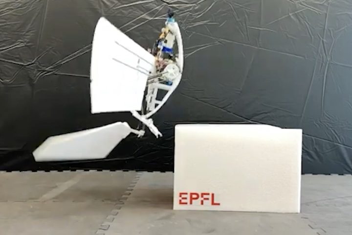 O robô é capaz de caminhar, saltar e voar de forma autônoma, sem depender de pistas de decolagem.