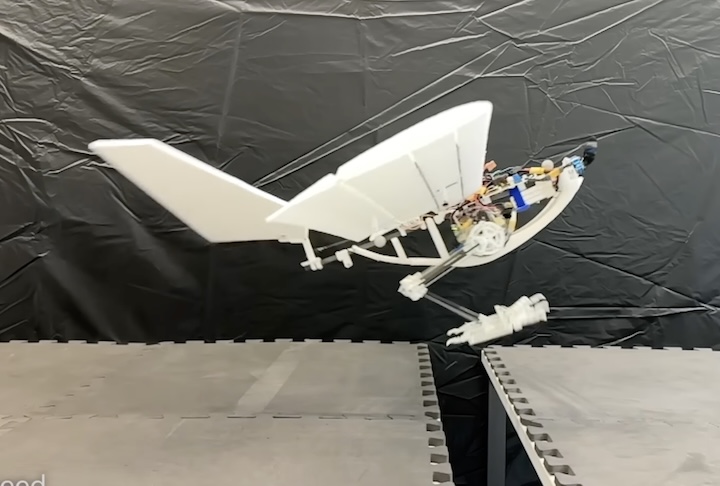 Além disso, a pesquisa sobre o princípio de rigidez variável das pernas do robô tem potencial aplicação no desenvolvimento de próteses e dispositivos de mobilidade na área da saúde.