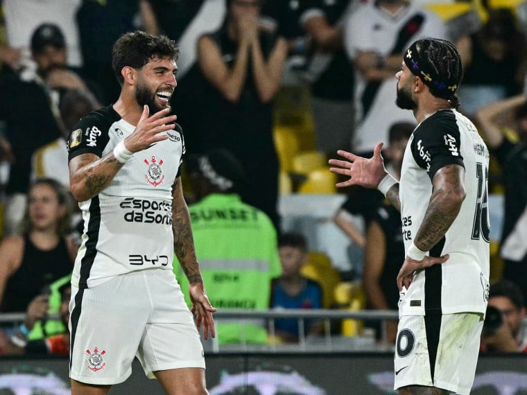 Yuri Alberto e Memphis Depay comemoram gol no jogo Vasco x Corinthians, no Maracanã, pela final da Copa do Brasil 2025
