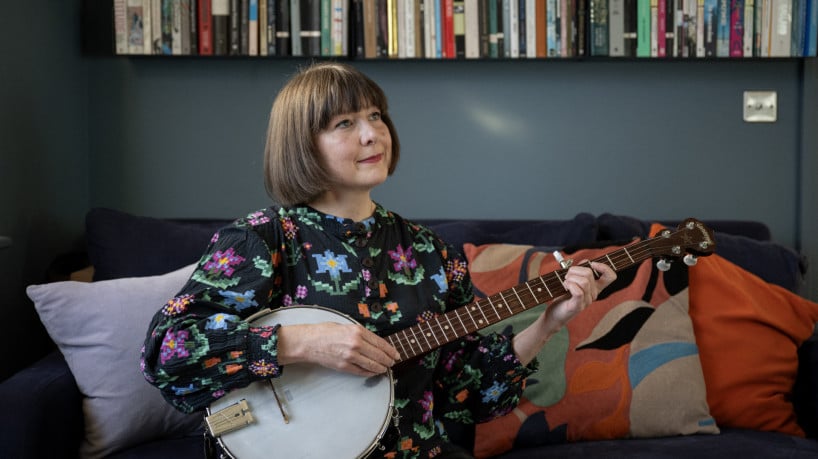 A cantora Emily Portman recebeu parabéns por um novo disco, que, na verdade, foi uma criação da IA 