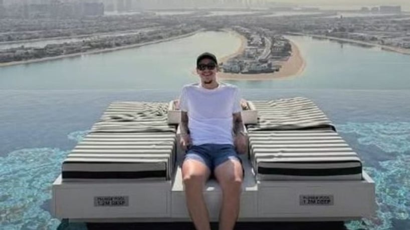 Atacante do Flamengo escolheu Dubai para iniciar as férias e está hospedado em um local avaliado acima das cinco estrelas 