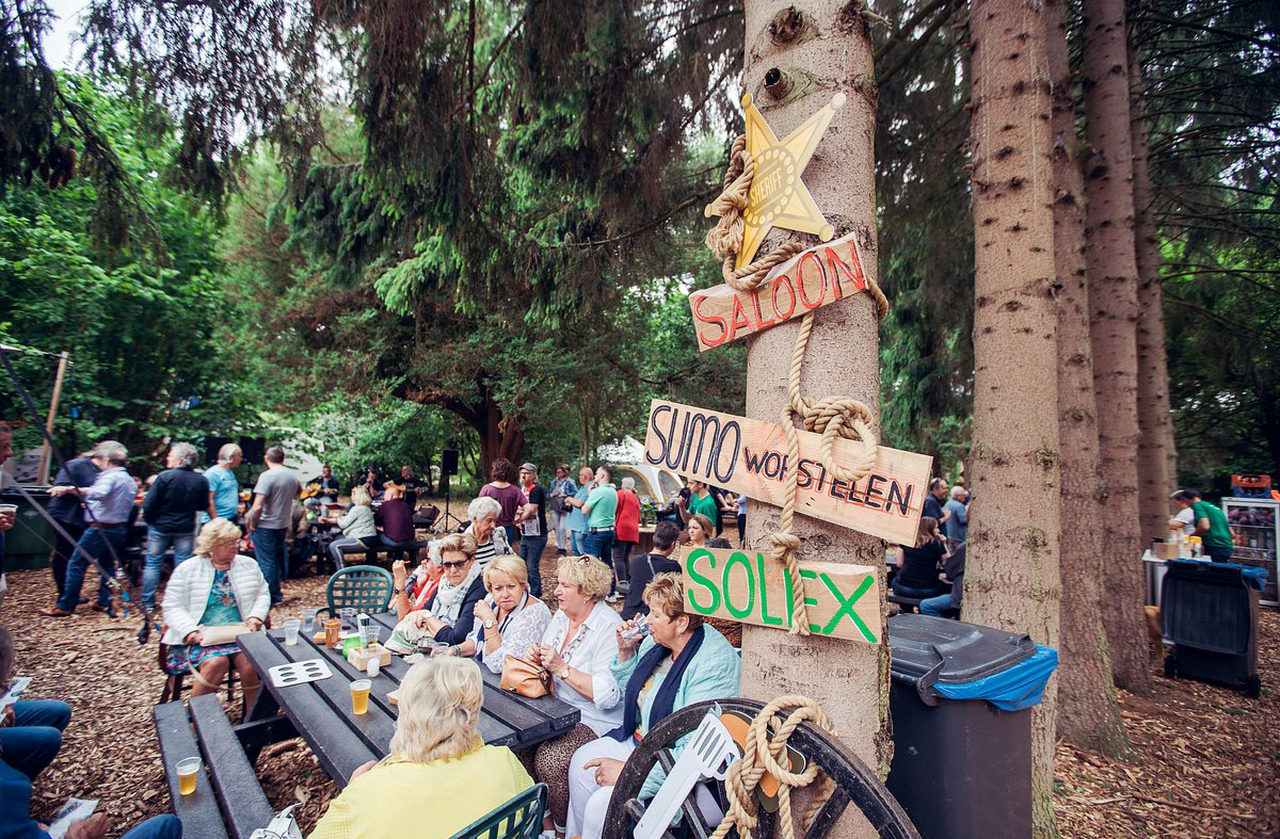 Eventos culturais celebram a diversidade. Festas locais misturam tradições belgas e holandesas, criando uma identidade híbrida que só existe em Baarle. Isso reforça, portanto, o espírito de união entre os moradores.
