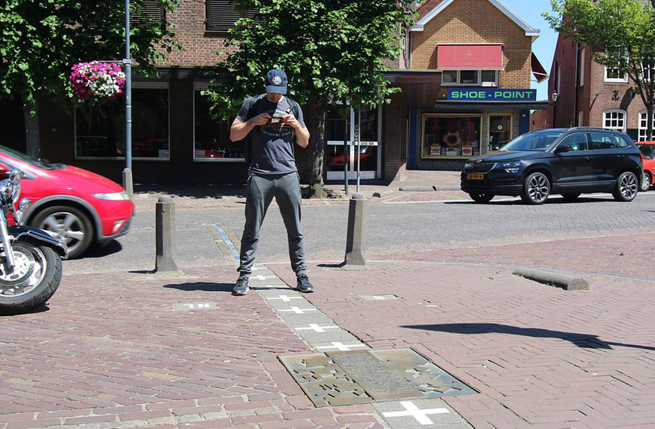 Imagine caminhar por uma rua e, sem perceber, atravessar de um país para outro. Baarle é um exemplo dessa anomalia geográfica: uma cidade europeia que se divide entre Holanda e Bélgica, cortada por fronteiras que atravessam ruas, praças e até casas. Saiba curiosidades e histórias que se conectam, formando um retrato fascinante de como duas nações podem coexistir em um mesmo espaço urbano.

