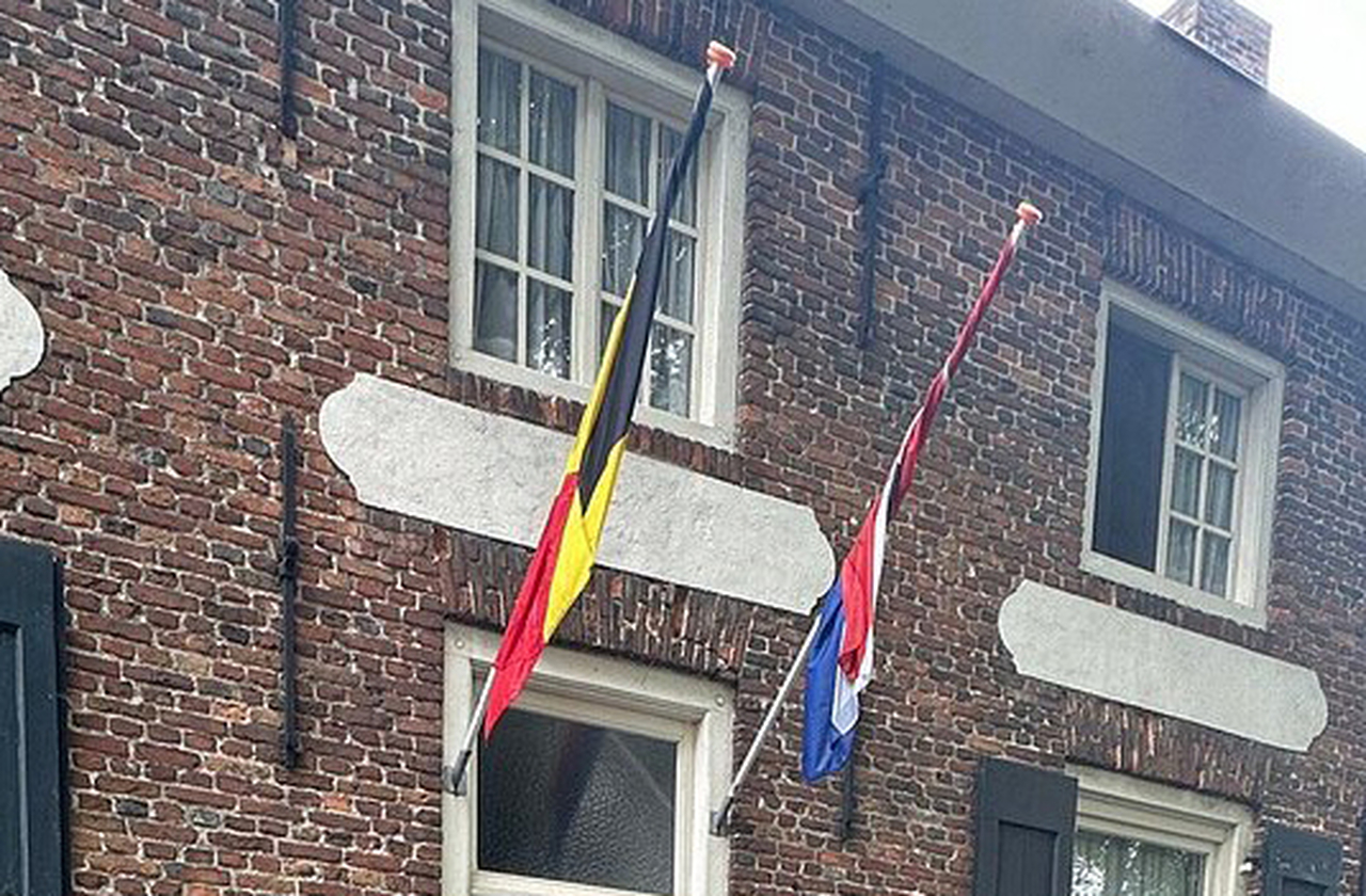 Baarle tem marcações nas calçadas — cruzes brancas com 'NL' em um lado e 'B' no outro — e bandeiras ao lado dos números das casas para sinalizar a que país pertencem. 
