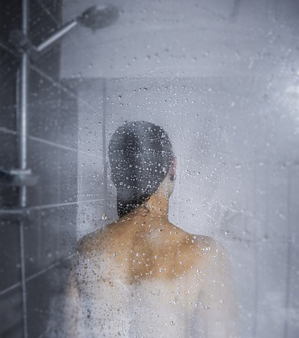 Mas quem não gosta de banho frio, pode optar pela água morna, apenas para quebrar o frio. A temperatura um pouco mais alta ajuda a relaxar, diminui inchaços, remove toxinas e melhora a respiração.