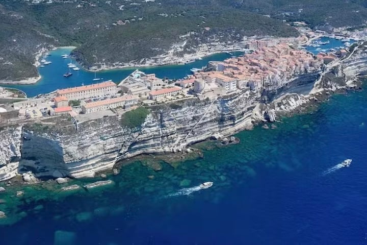 No extremo sul da Córsega, uma cidade francesa suspensa a 70 metros se tornou um dos cenários mais fotografados de todo o Mediterrâneo. 