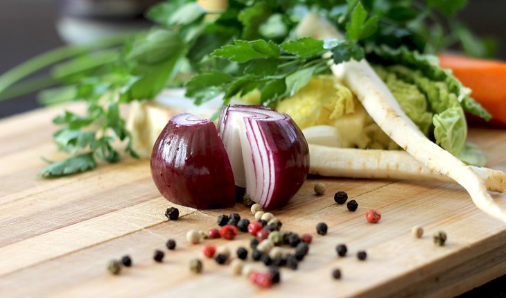 Alimentos fermentáveis, como cebola e feijão
Podem gerar inflamação e desconforto intestinal em pessoas com intestino sensível, embora sejam saudáveis para a maioria da população.