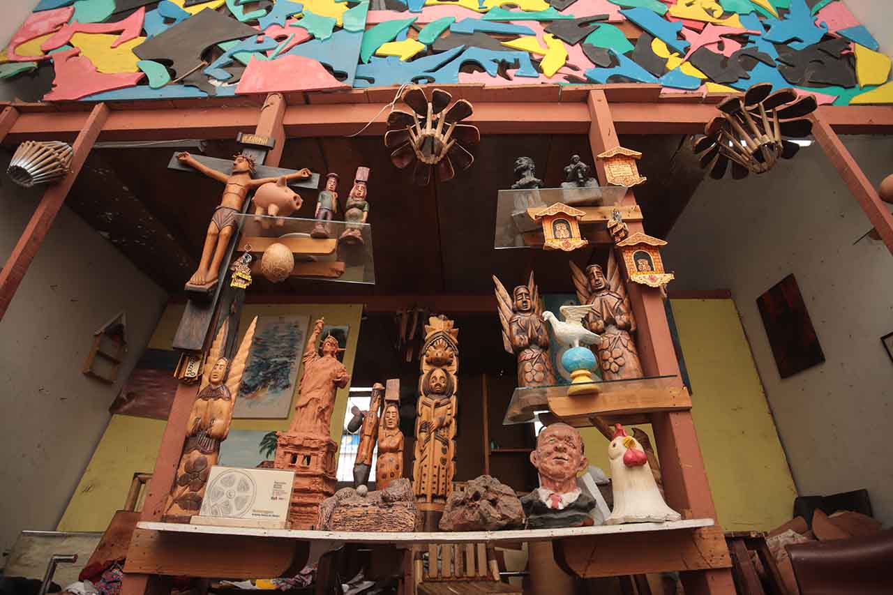 A tecelagem e o bordado manual também são produzidos por artesãs como a famosa Tia Maria, que trabalha há décadas no Centro de Artesanato Mestre Dezinho, referência na produção de peças típicas e arte popular.
