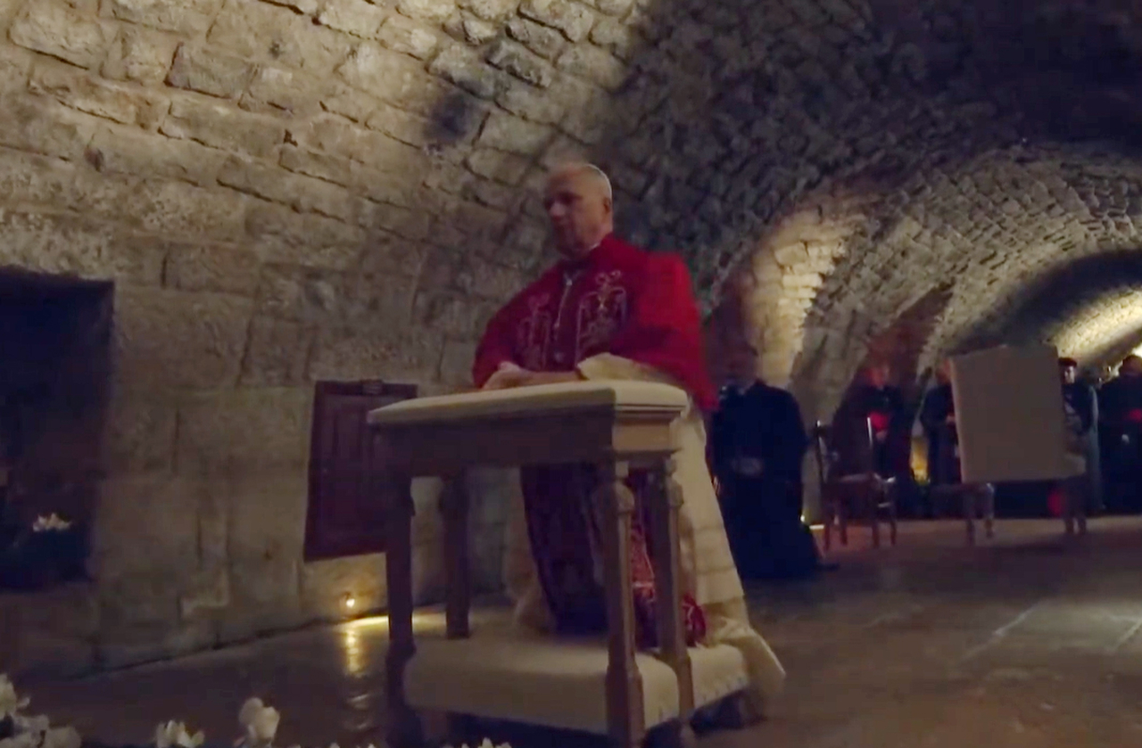 Durante a viagem, Leão 14 alertou para o risco de expansão global das guerras e deixou um claro recado: a religião jamais pode ser usada para justificar violência. A oração diante de Charbel reforçou esse apelo universal.