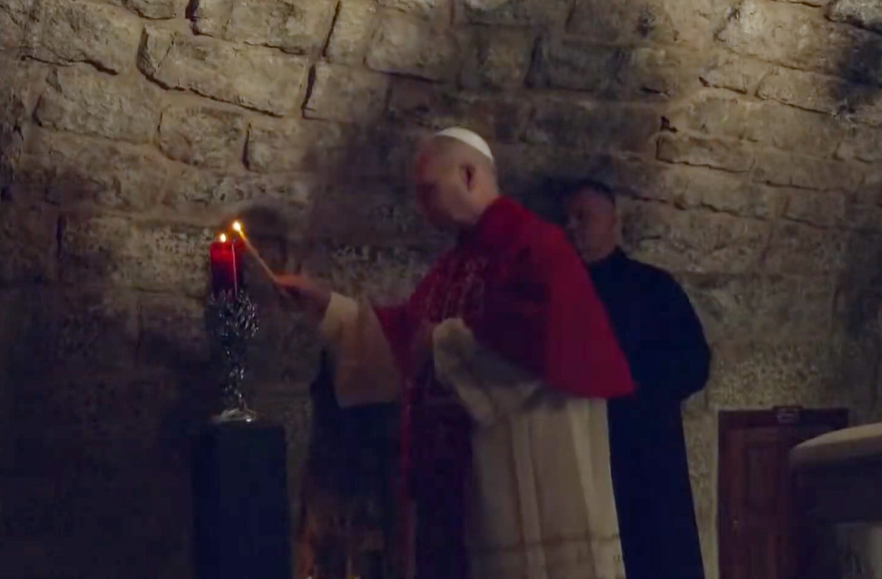 A visita incluiu canto de entrada, oração silenciosa e saudação oficial do abade Mahfouz Hady, seguido de um pronunciamento por parte do Papa em que ressalta a beleza austera do local. O clima, como não poderia ser diferente, foi de profunda reverência e emoção.