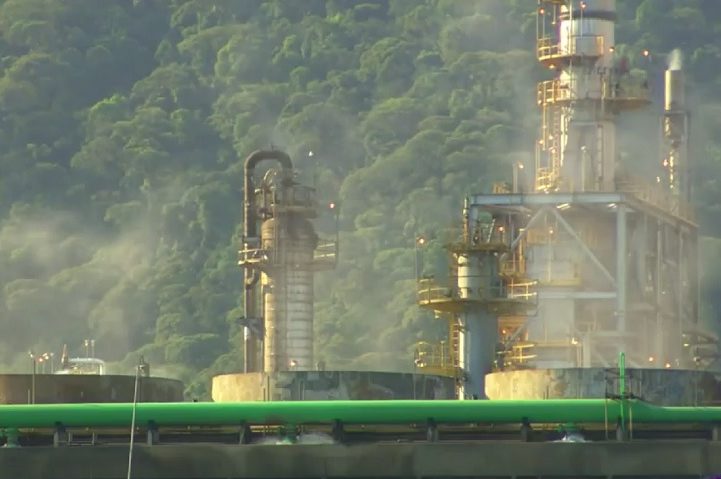 Segundo a Organização Mundial da Saúde (OMS), as indústrias estão entre os maiores poluidores do ar, o que ainda representa um desafio para Cubatão, que continua trabalhando não retornar às condições críticas dos anos 1980.