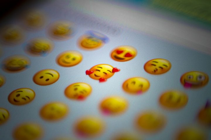 É certo que os emojis revolucionaram a forma de comunicação na era das mensagens instantâneas, mas é preciso ter um certo cuidado ao usá-los em determinados contextos.
