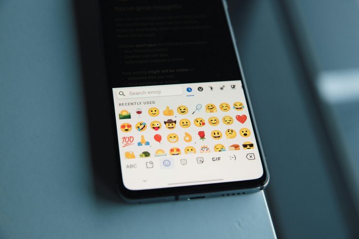 Uma pesquisa do centro de estudos Lokalise revelou que muitos emojis são considerados inadequados para o ambiente corporativo.