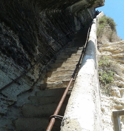 A tradição popular atribui sua criação às tropas de Afonso V no século 15, embora estudos sugiram uma origem mais antiga ligada ao abastecimento de água.