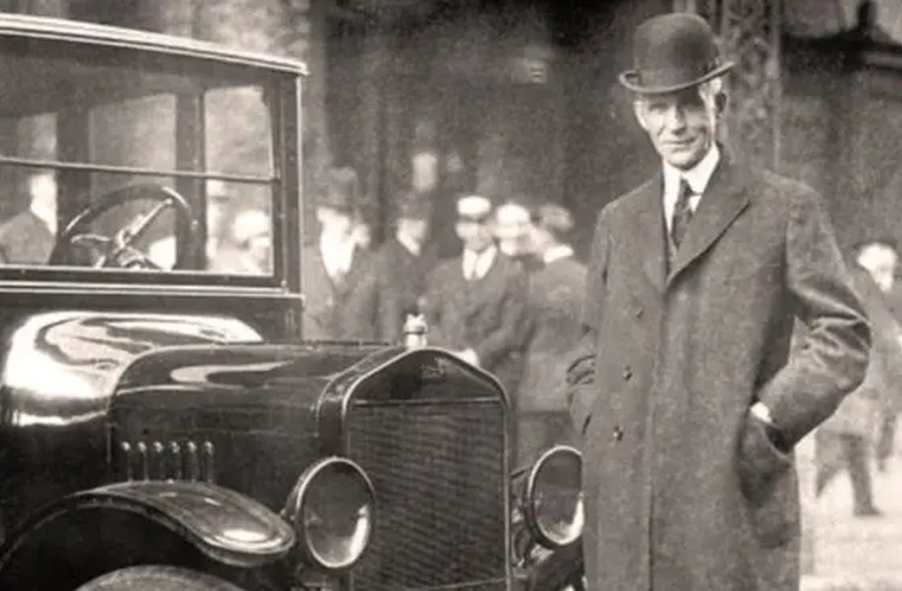 Henry Ford idealizou Fordlândia como uma colônia industrial americana para produção de borracha. O objetivo era escapar do monopólio britânico e garantir látex para pneus da Ford Motor Company. Planejada com infraestrutura moderna, a cidade, contudo, enfrentou desafios culturais e ambientais.