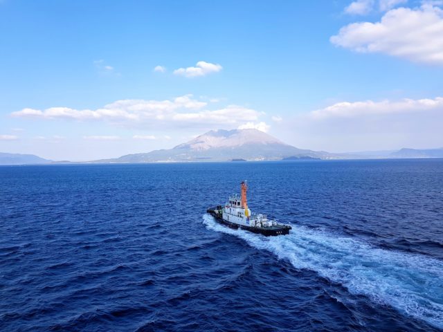 Um shipbroker, como o nome sugere, trabalha como um corretor, mas de navios. É o mesmo trabalho de um corretor de imóveis, mas os objetos são as embarcações navais, sejam pequenas, médias ou grandes. 